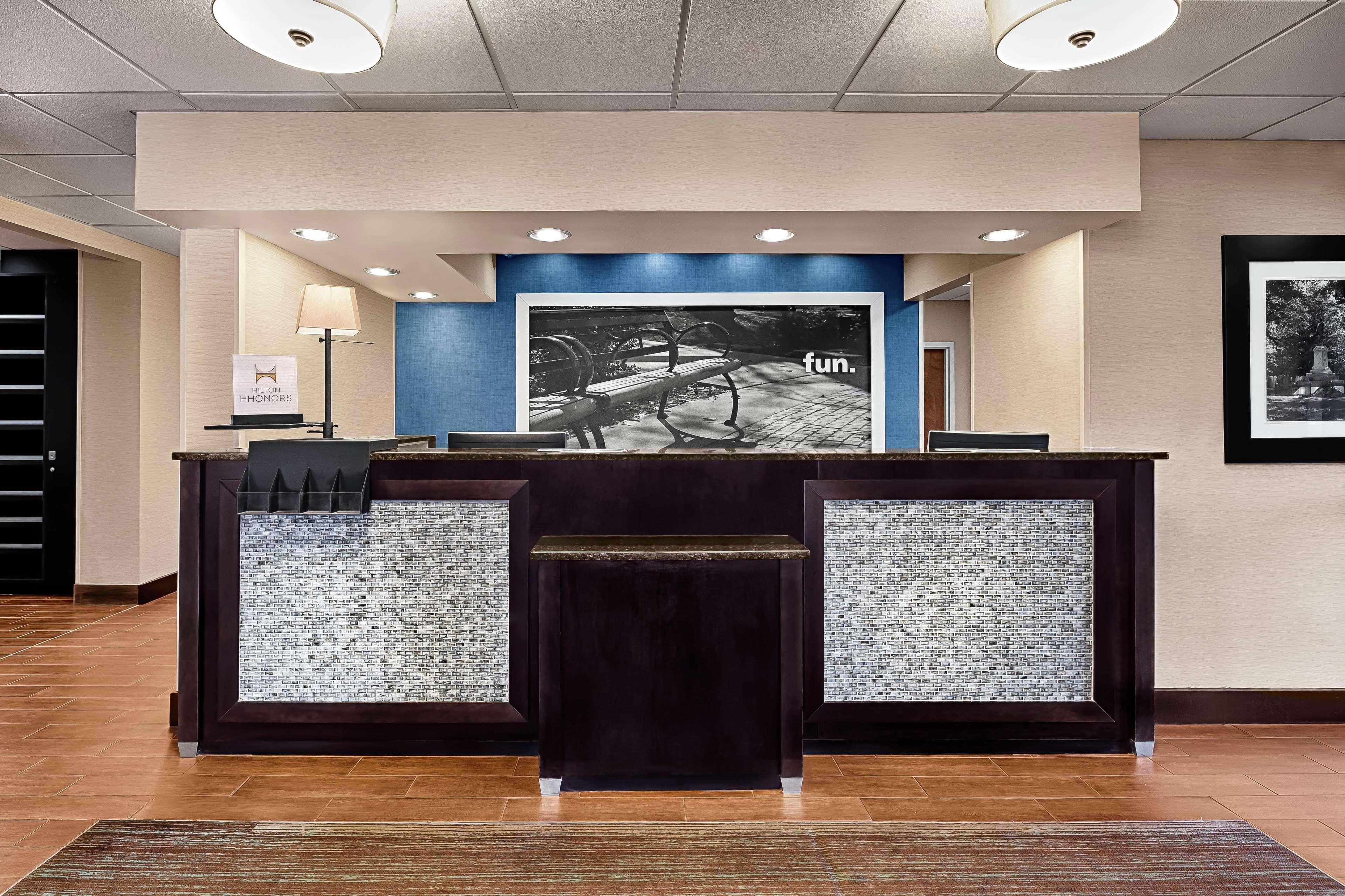 Hampton Inn Моргантън Екстериор снимка