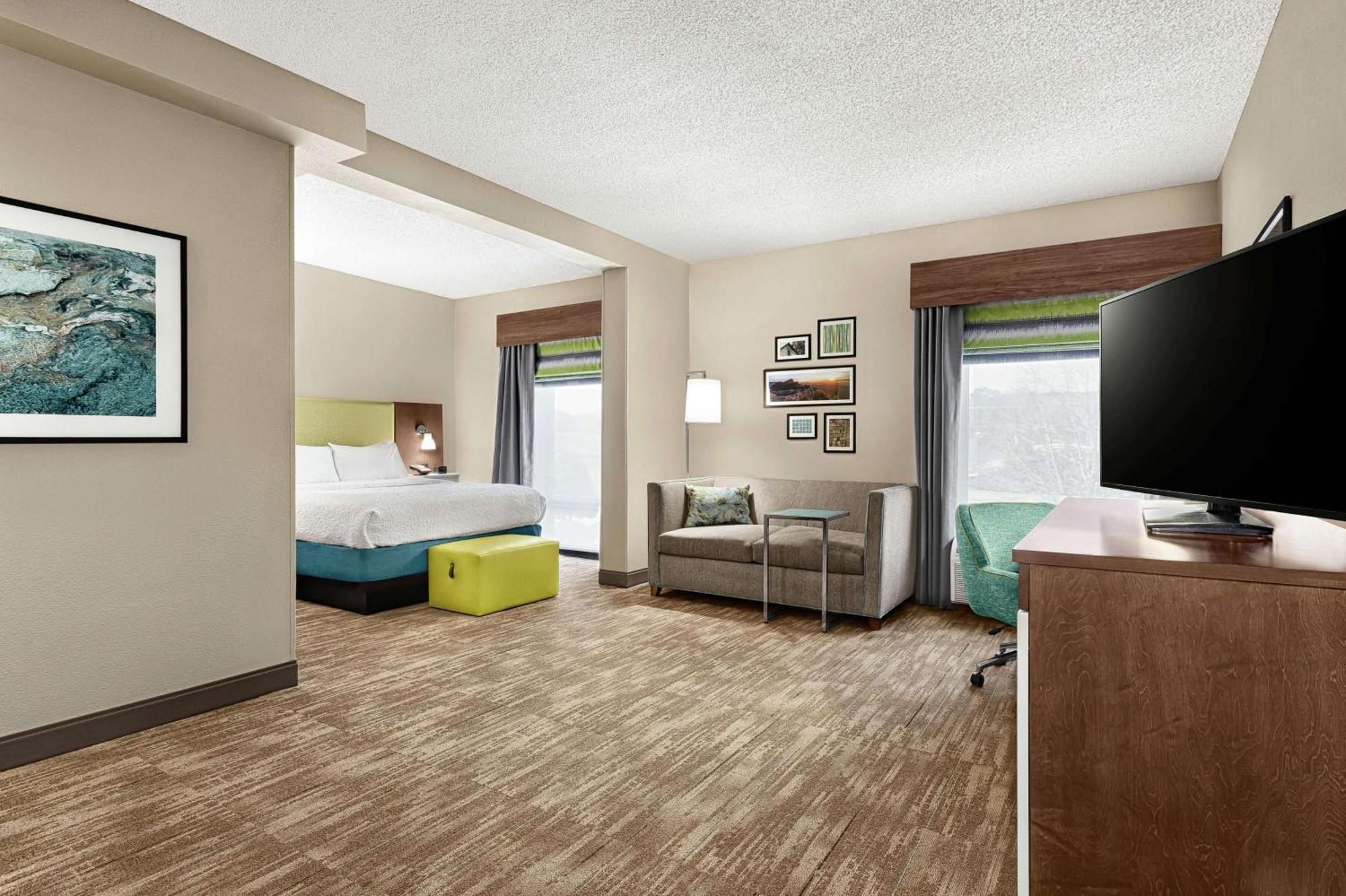 Hampton Inn Моргантън Екстериор снимка