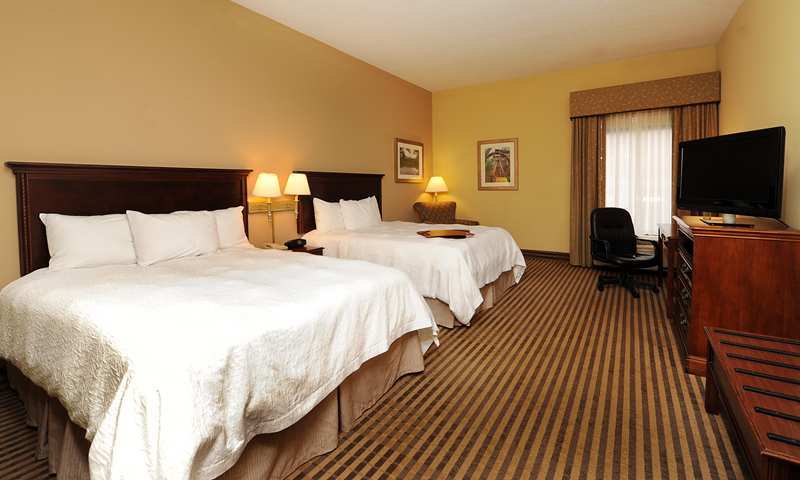 Hampton Inn Моргантън Екстериор снимка